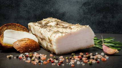 Мариноване сало з оцтом і цибулею (відео)