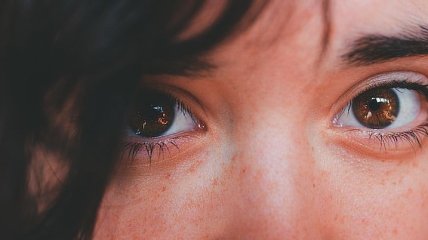 Морщины вокруг глаз: как избавиться без инъекций