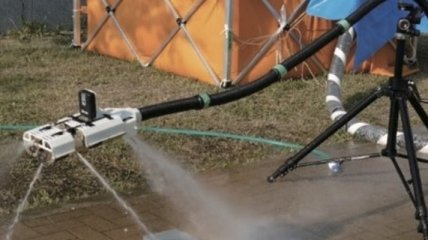 В Японии показали прототип пожарного робота-змеи, летающего на струях воды