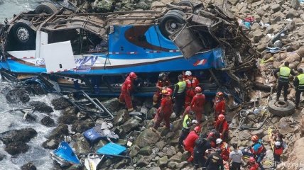 По меньшей мере 36 человек погибли в сорвавшемся с обрыва автобусе в Перу