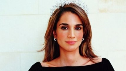 Королева Иордании вышла в свет в очаровательной вышиванке