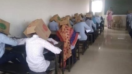Индийских первокурсников заставили сдавать экзамен с коробками на голове (Фото)