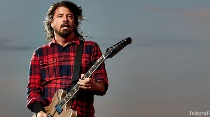 Солист рок-группы Foo Fighters сломал ногу во время концерта (Фото)
