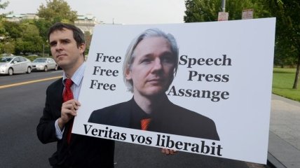 Основатель "WikiLeaks" смог поучаствовать в митинге во Франции