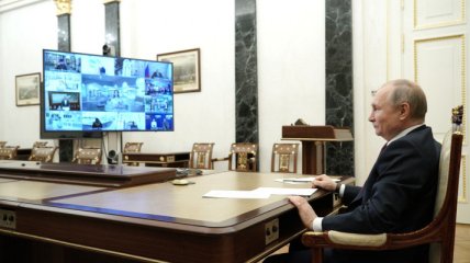 "Бункерний дідусь": прес-служба Кремля допустила промах і показала Путіна "без фільтрів" (фото)