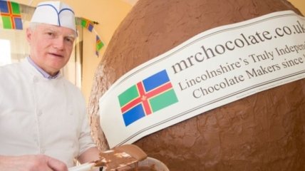 Британский кондитер создал двухметровое шоколадное яйцо