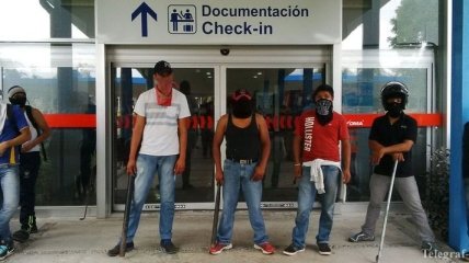 В Мексике демонстранты блокировали аэропорт