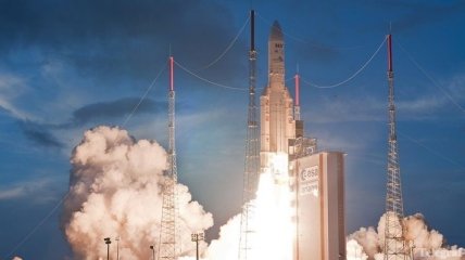 Во Франции с космодрома Куру стартовала ракета "Ариан-5"