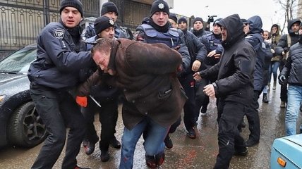 Акция в поддержку пленных моряков: в Одессе под консульством РФ произошли потасовки