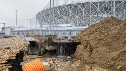 В России стадион за 16 миллиардов рублей размыло дождем: фото