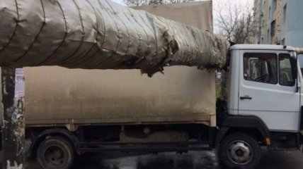 В Одессе грузовик врезался в трубу теплотрассы и застрял (Видео)
