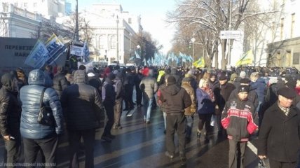 Активисты перекрыли дорогу на Грушевского возле здания Рады