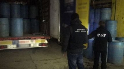 Полиция и СБУ изъяли крупную партию контрабандного спирта в Одессе