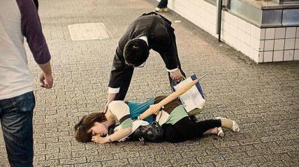 Изнуренные работой жители Токио, спящие на улице (Фото)