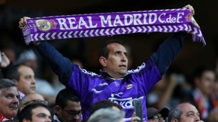 Фанат "Реала" показал, что везет в Киев на финал Лиги чемпионов