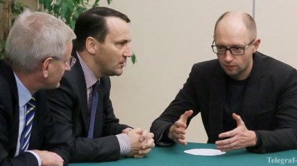 Сикорский: Яценюк способен вести переговоры с Западом и Россией