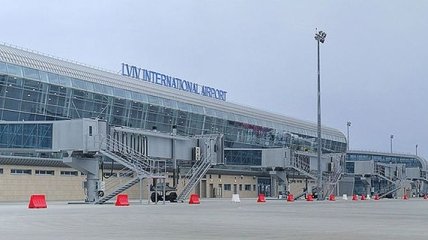 Аэропорт "Львов" эвакуирован из-за сообщения о минировании