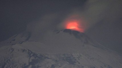 Лава брызжет как из фонтана: появились новые фото и видео извержения вулкана Этна 