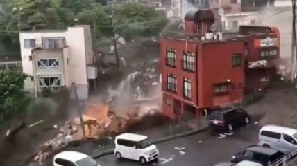 Десятки человек пропали без вести: Японию накрыл масштабный оползень (видео)