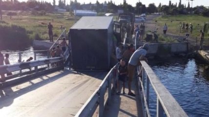 В Николаевской области перегруженные фуры потопили мост 