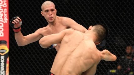 Ортега избил "Корейского зомби" в главном бою UFC Fight Island 6 (видео)