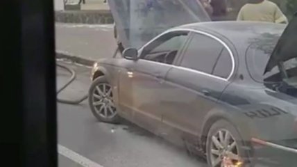 На столичном Печерске элитное авто загорелось прямо на ходу (видео)