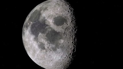 Захватывающие кадры лунной поверхности со сменой дня и ночи (Видео)