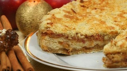 Рецепт дня: яблочный пирог с корицей и орехами