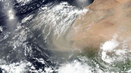 NASA зафиксировала над Атлантикой гигантское облако пыли (Видео)