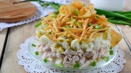 Слоенный салат из куриного филе и капусты - простой рецепт