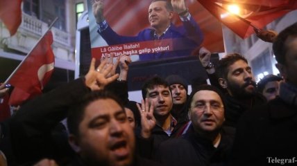 Сторонники Эрдогана устроили акцию протеста у турецкого консульства в Роттердаме
