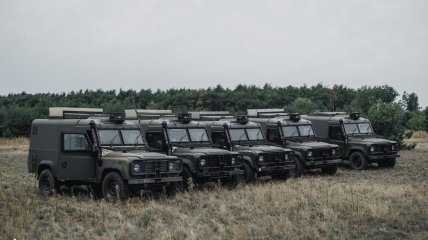 Волонтер Приходько: Сьогодні ми передаємо ЗСУ п’ять броньованих автівок Land Rover Defender