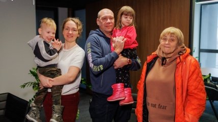 Олександр Чорнобай з дітьми чекає на дружину з полону