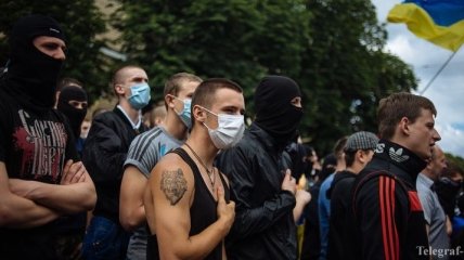 Активисты под Лаврой пытаются помешать провести "крестный ход за русский мир"