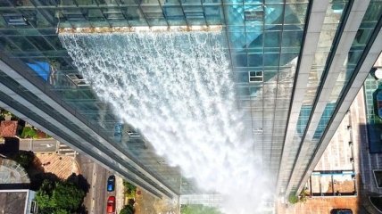 В Китае появился уникальный небоскреб с водопадом: фото и видео