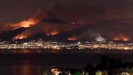 Над склонами вулкана Везувия стоит плотная стена дыма (Видео)
