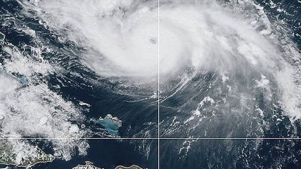 Надвигающийся на Флориду ураган стремительно развивается