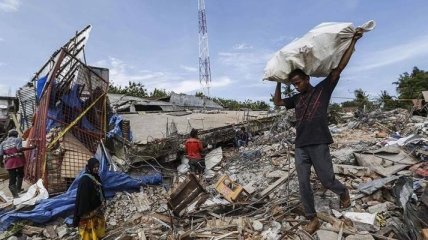 Индонезийский авиадиспетчер погиб при землетрясении