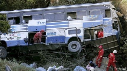 В Боливии автобус упал в пропасть: погибли 12 человек