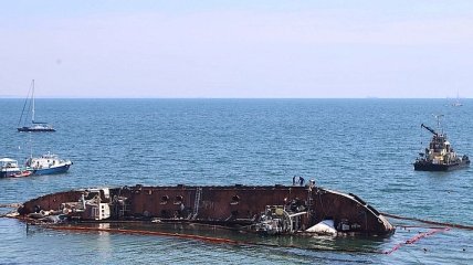 Статус катастрофы: из затонувшего танкера в Одессе снова вытекла нефть 