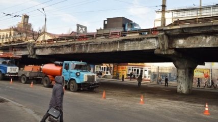 В Киеве под Шулявским мостом застрял грузовик 