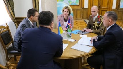 Полторак и посол Британии обсудили перспективы сотрудничества оборонных ведомств