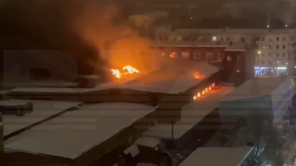 Пожар полностью охватил здание