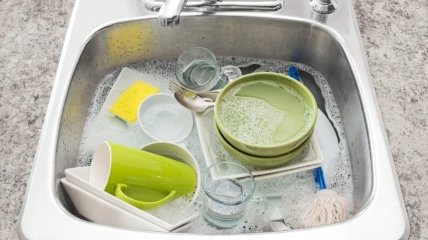 Почему нельзя оставлять грязную посуду в раковине на ночь: народные приметы