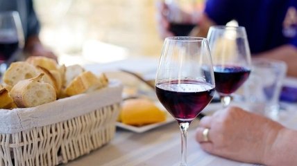 Медики рассказали о пользе красного сухого вина