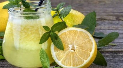 Врачи назвали все полезные свойства воды с лимоном