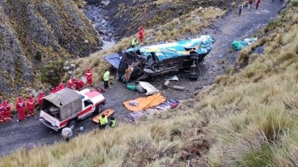 В Боливии автобус упал с обрыва: 15 погибших