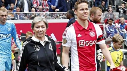 В День матери футболистов легендарного клуба выводили мамы (Видео)