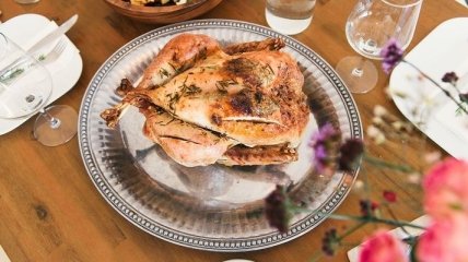 Рецепт дня: вкусная курица, запеченная целиком в духовке 