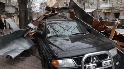 Шквальный ветер в Киеве: спасатели 20 раз выезжали на вызовы